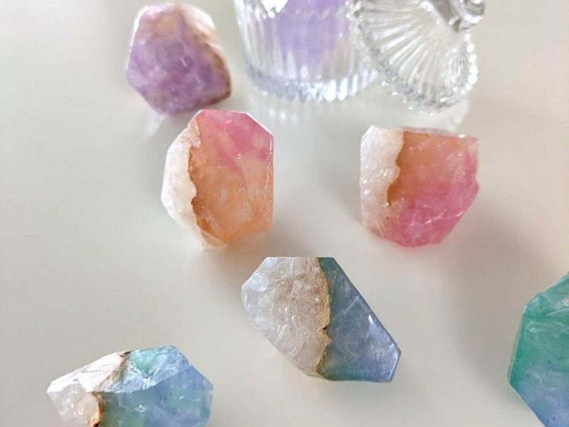 金彩も入れてよりリアルにつくる宝石石けん